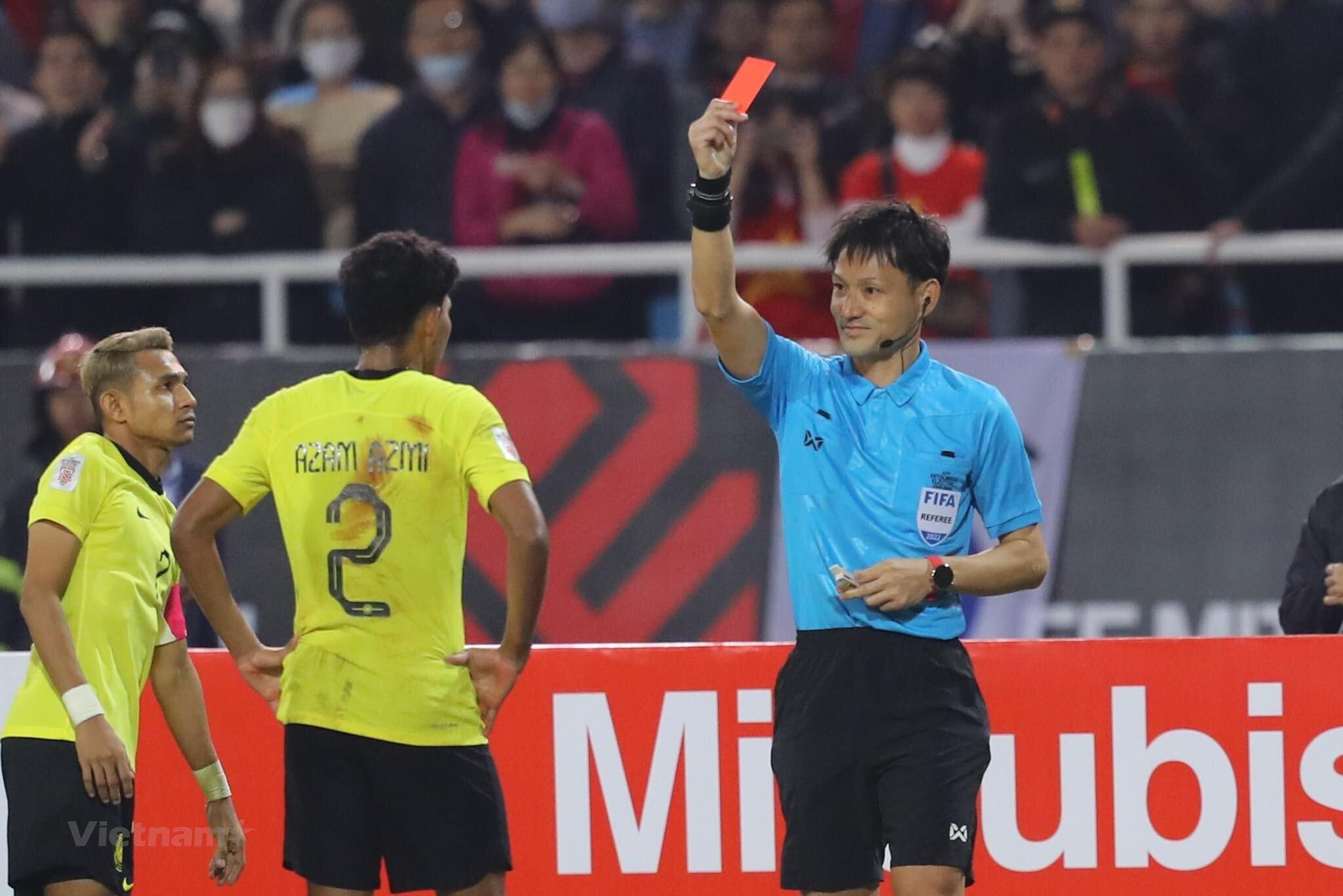 Thẻ đỏ tai hại của Azmi là bước ngoặt của trận đấu và đội tuyển Việt Nam đã tận dụng thành công cơ hội của mình (Ảnh: Internet)