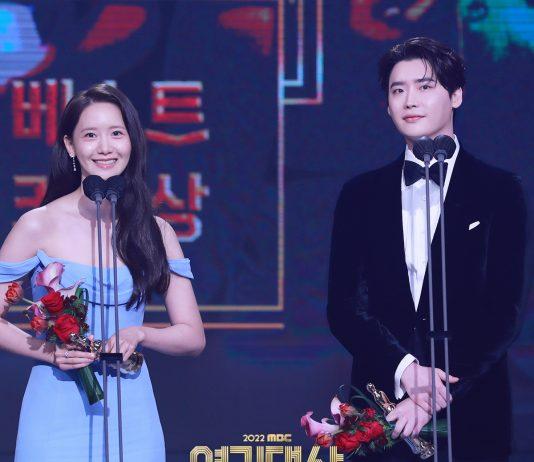 Lee Jong Suk và Im YoonA nhận giaiar Best Couple (Ảnh: Internet)