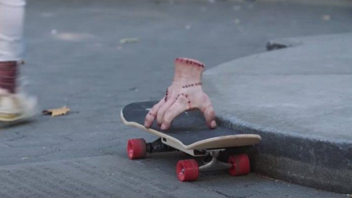 Bàn tay bị đứt "Thing" chơi ván trượt trên đường phố New York (Ảnh: Internet)