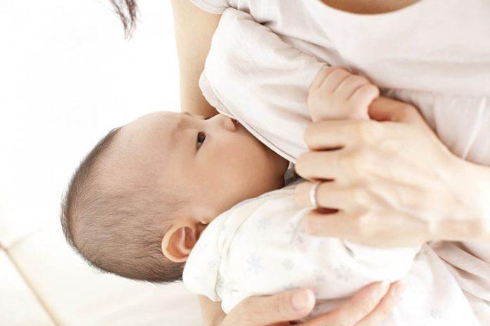 Các mẹ nên cho trẻ bú theo nhu cầu (Nguồn: Internet)