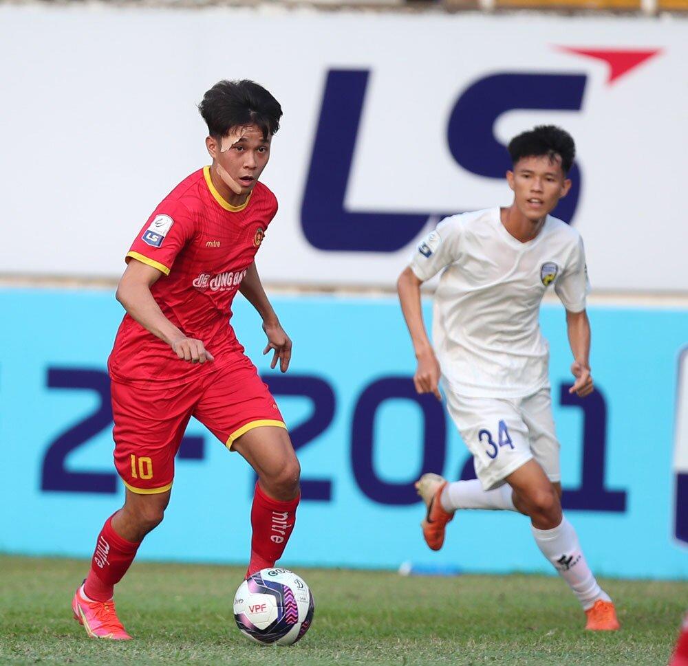 Lê Minh Bình (áo đỏ) thi đấu cho CLB CAND mùa giải 2021 và 2022 (Ảnh: Internet)