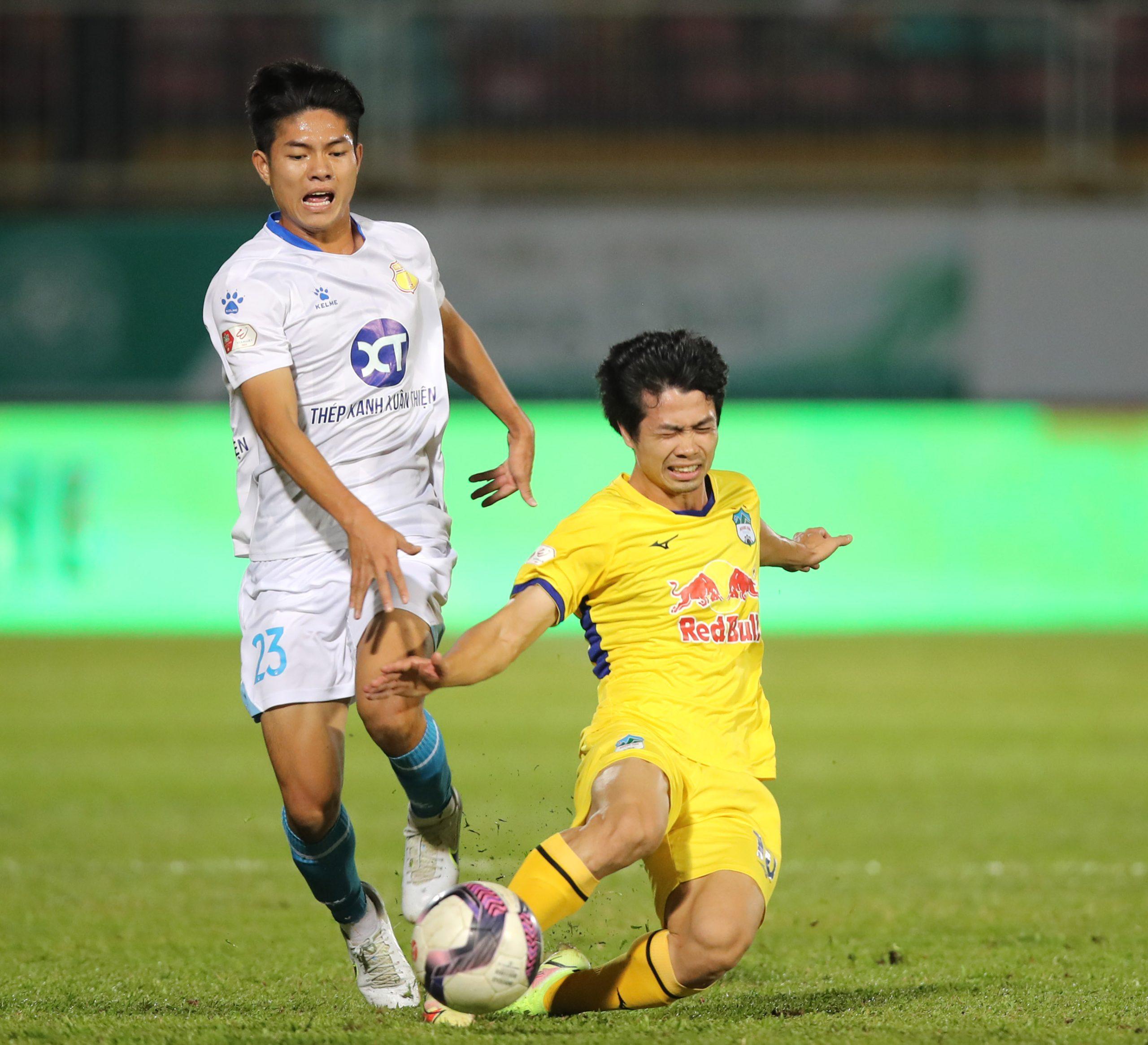 Công Phượng (áo vàng) dính chấn thương trong trận đấu với Nam Định. (Ảnh: Internet)