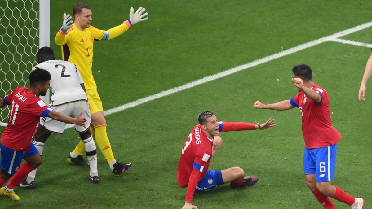 Juan Pablo Vargas đưa các cổ động viên tuyển Đức có một chuyến tàu lượn cảm giác mạnh khi ghi bàn thắng thứ 2 vào lưới Neuer (Ảnh: Internet)