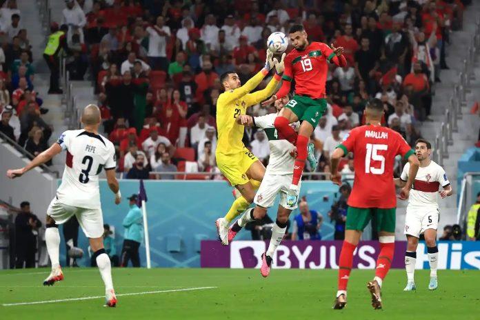 En Nesyri tận dụng thành công sai lầm của thủ thành Bồ Đào Nha để đưa Maroc vượt lên dẫn trước ở những phút cuối hiệp 1 (Ảnh: Internet)
