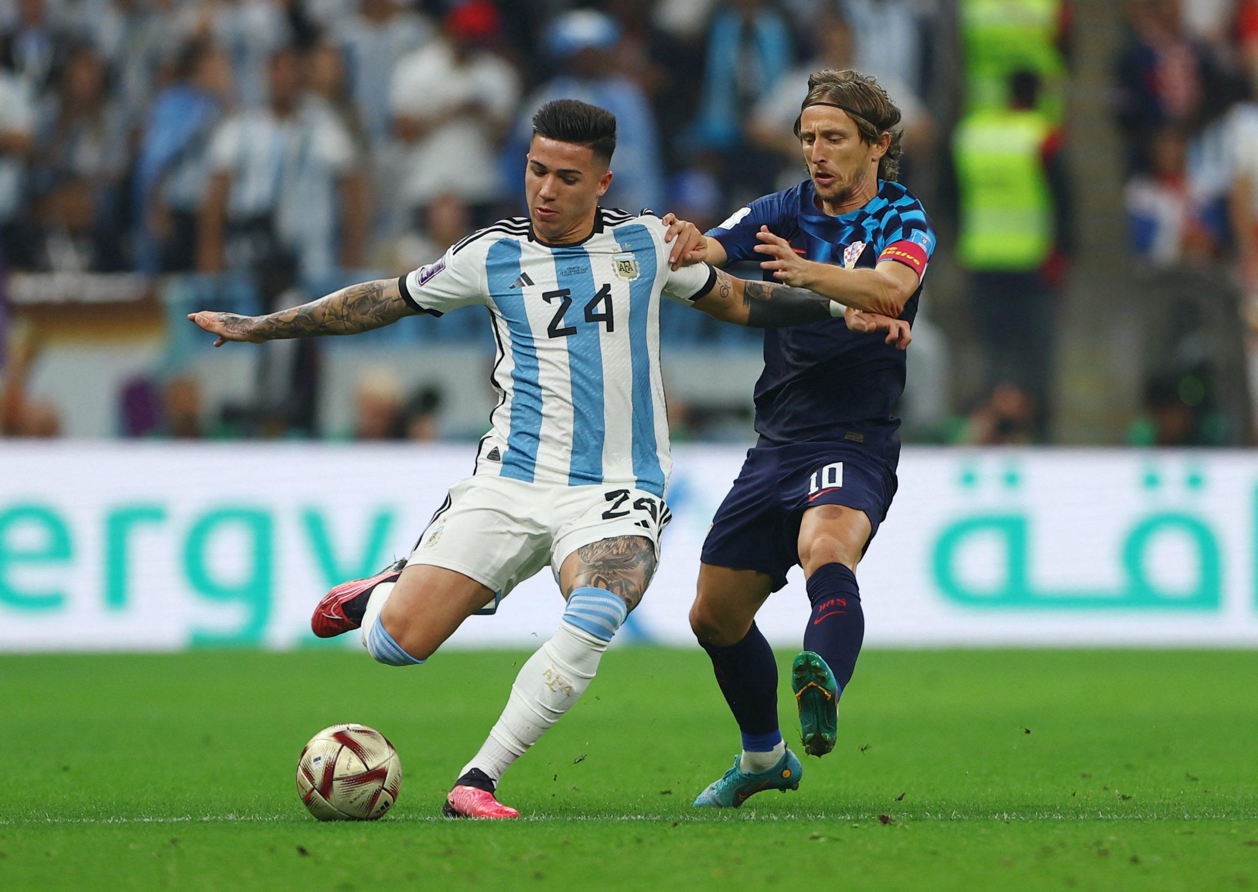Enzo Fernandez thi đấu ổn định nơi tuyến giữa của Argentina và là cầu thủ tung ra đường chuyền dẫn đến bước ngoặt của trận đấu (Ảnh: Internet)