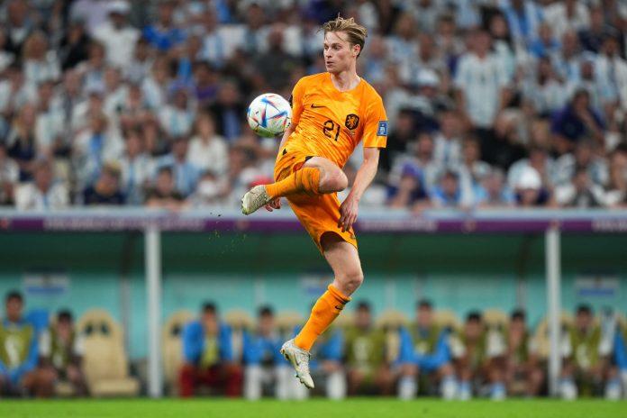 Những pha chạm bóng của De Jong luôn đơn giản và tỏ ra khác biệt so với phần còn lại của Hà Lan tại World Cup 2022 (Ảnh: Internet)