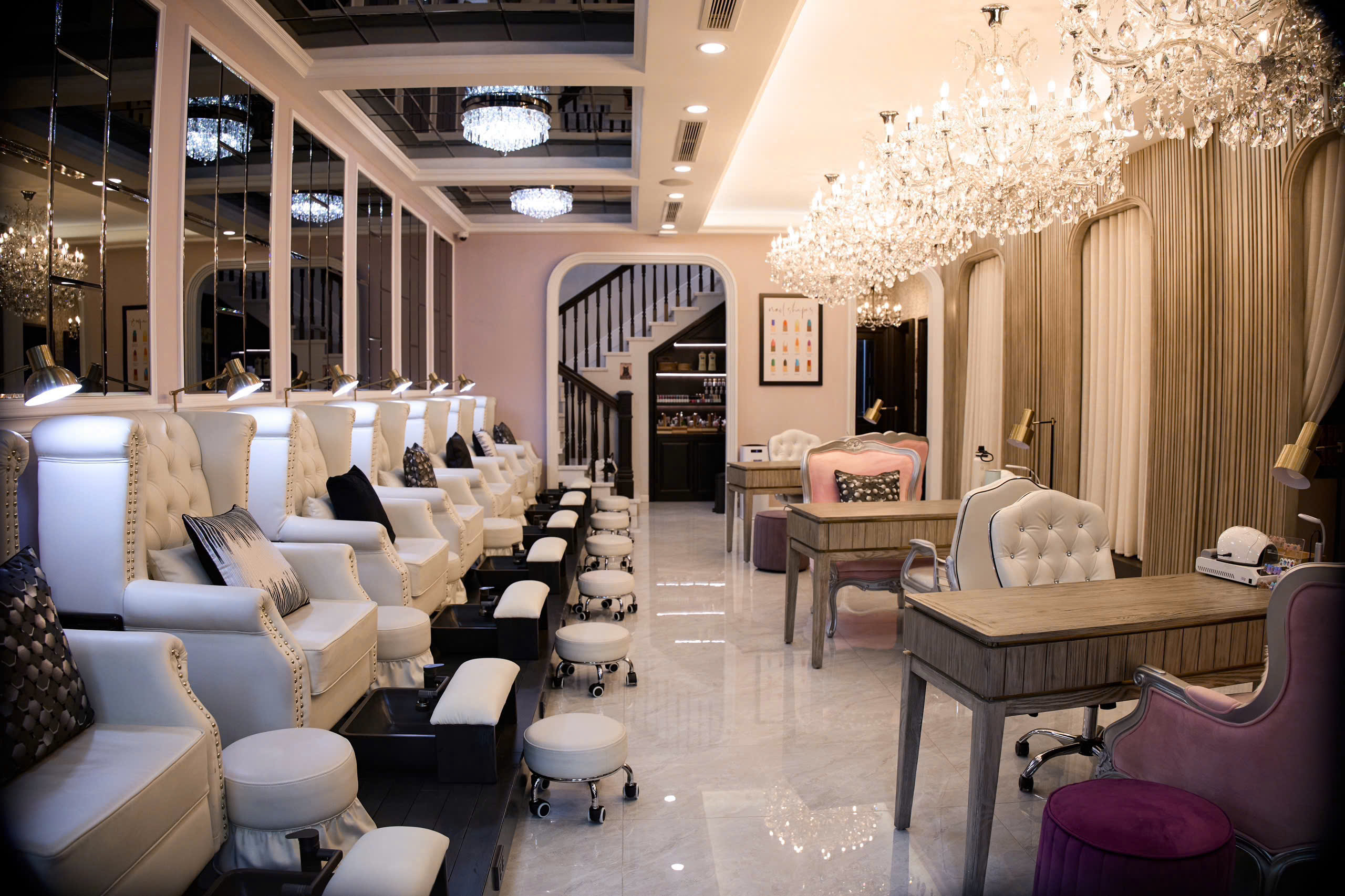 Phoenix Boutique Salon có không gian bày trí sang trọng, sạch sẽ và ấn tượng.