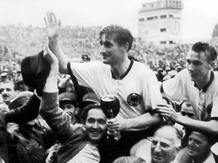 Tây Đức lần đầu tiên lên ngôi vô địch khi họ đánh bại đội bóng mạnh nhất thế giới Hungary tại World Cup 1954 (Ảnh: Internet)