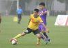 Trần Gia Huy (áo vàng) đứng trước cơ hội đầu tiên được thi đấu tại V-League