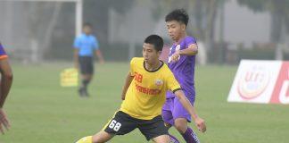 Trần Gia Huy (áo vàng) đứng trước cơ hội đầu tiên được thi đấu tại V-League