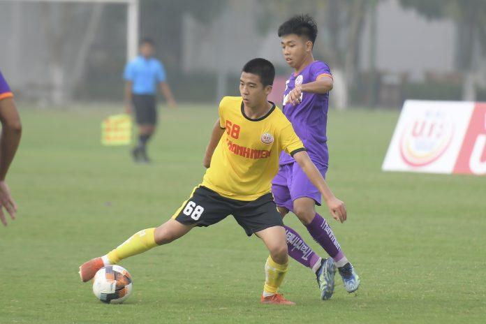 Trần Gia Huy (áo vàng) đứng trước cơ hội đầu tiên được thi đấu tại V-League (Ảnh: Internet)