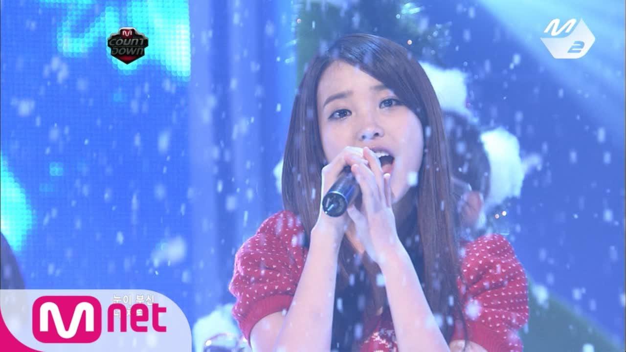 IU trình diễn bài hát "Merry Christmas In Advance" trên sân khấu (Nguồn: Internet)