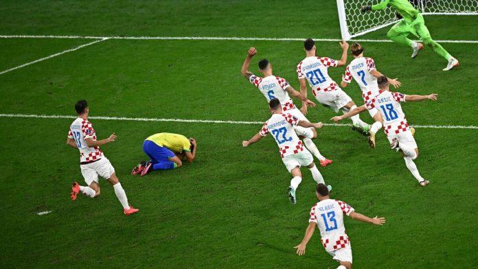 Toàn đội Croatia lao ra sân ăn mừng sau pha đá hỏng của Marquinhos (Ảnh: Internet)