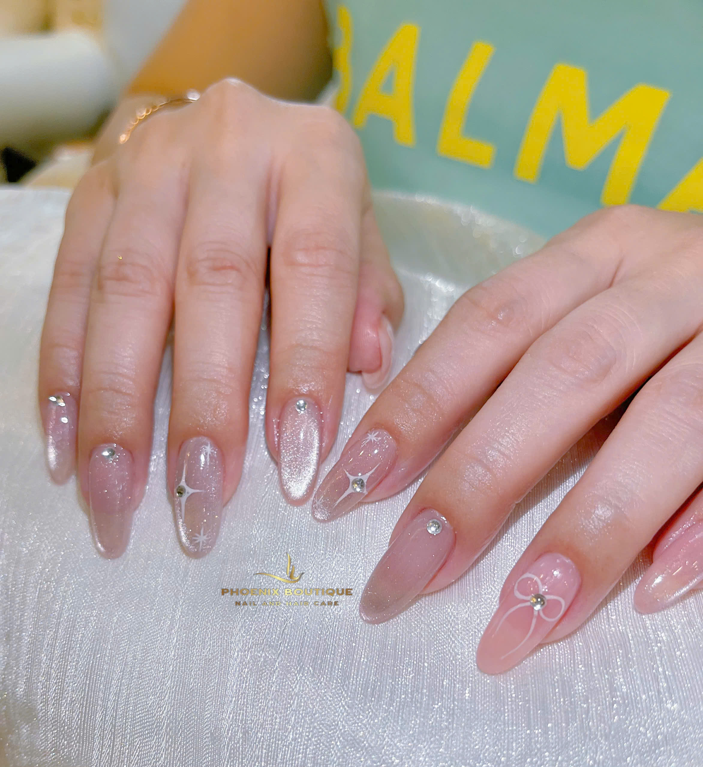 Nàng nào muốn dưỡng móng thật đẹp tự nhiên tại thì đến ngay Phoenix Boutique nhé.