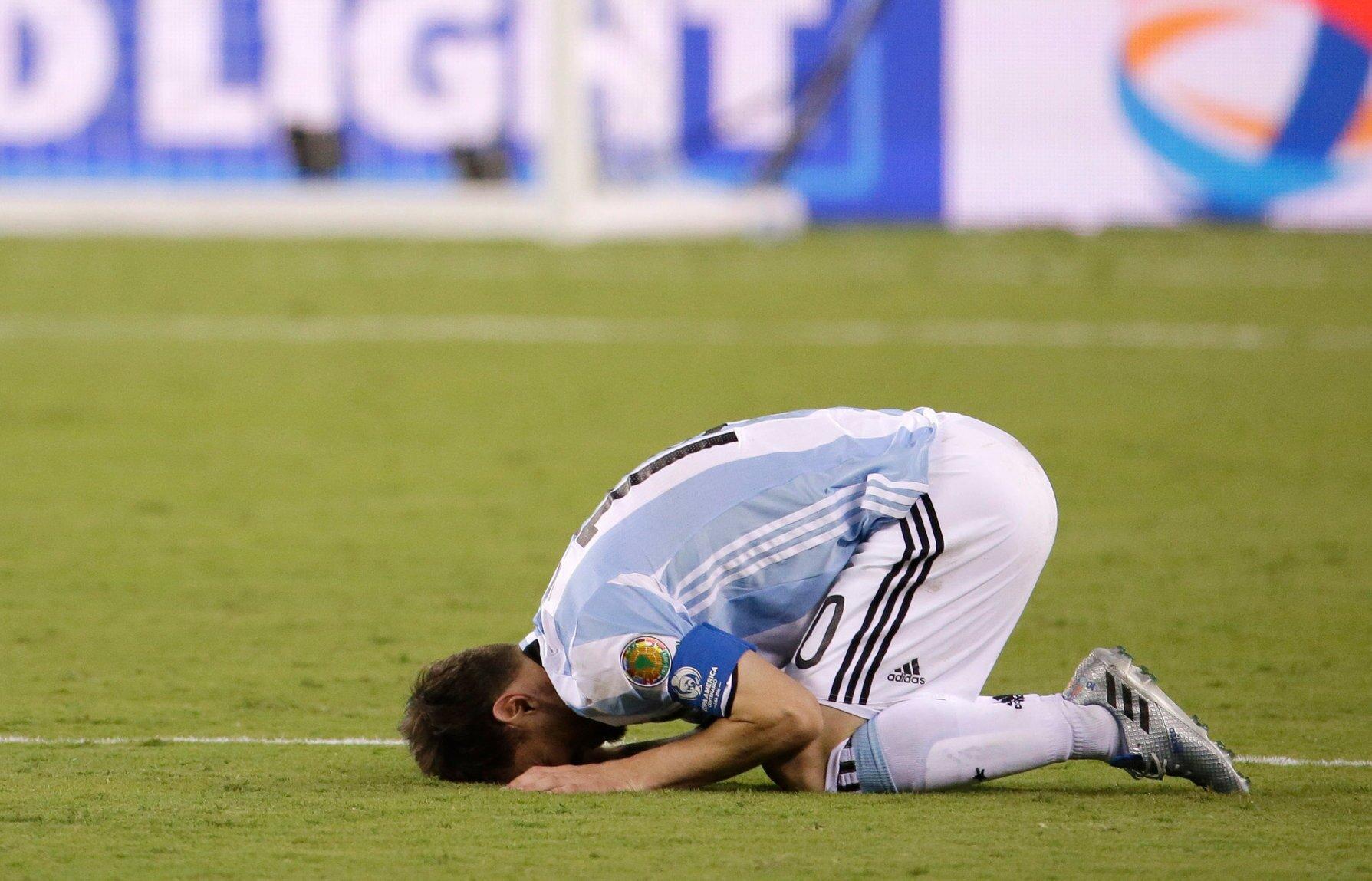 Messi gục ngã sau khi đội bóng của mình thất bại ở chung kết Copa America 2016 (Ảnh: Internet)