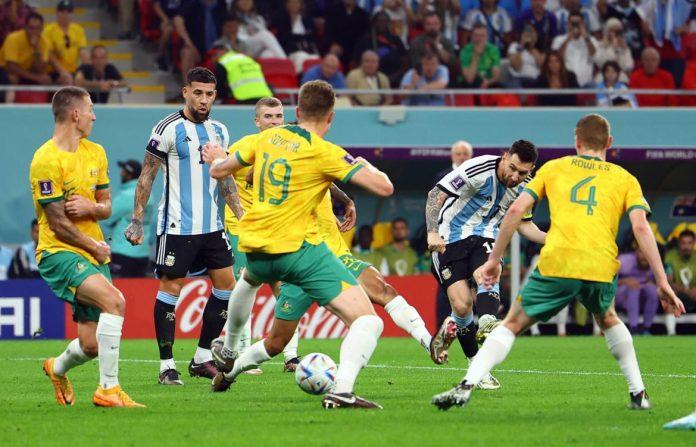 Messi đưa bóng qua rừng cầu thủ Australia trước khi đánh bại thủ thành Mathew Ryan (Ảnh: Internet)