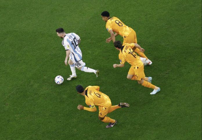 Những bóng áo cam phải đuổi theo Messi trong suốt hiệp 1 của trận đấu (Ảnh: Internet)