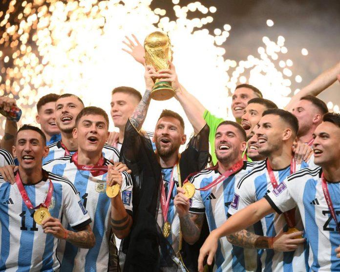 Messi chính thức đi vào ngôi đền của những huyền thoại sau khi cùng đội tuyển Argentina nâng cao chiếc cup vô địch World Cup 2022 (Ảnh: Internet)