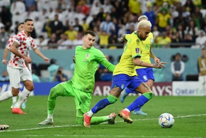 Neymar vượt qua thủ thành của Croatia trước khi ghi bàn thắng thứ 77 cho đội tuyển quốc gia Brazil (Ảnh: Internet)