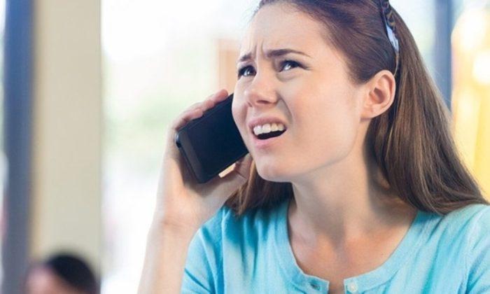 Nhiều người trẻ không thích mua bảo hiểm vì bị gọi điện làm phiền (Ảnh: Internet)