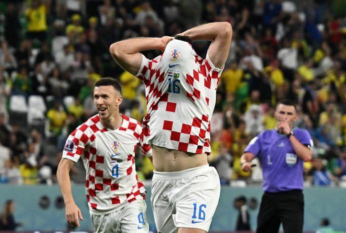 Petkovic ăn mừng cuồng nhiệt cùng số ít cổ động viên Croatia sau khi ghi bàn thắng quý giá ở hiệp phụ thứ 2 (Ảnh: Internet)