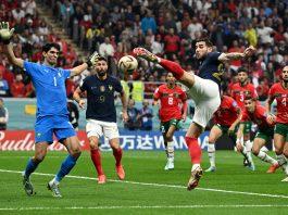 Tuyển Pháp có mặt trong trận chung kết World Cup 2022 với Argentina Theo Hernandez có mặt như từ dưới đất chui lên trong vòng cấm của Maroc để ghi bàn mở tỉ số cho Pháp (Ảnh: Internet)