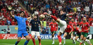 Theo Hernandez có mặt như từ dưới đất chui lên trong vòng cấm của Maroc để ghi bàn mở tỉ số cho Pháp (Ảnh: Internet)