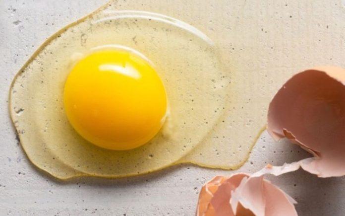Bạn nên ăn cả lòng đỏ và lòng trắng trứng (Ảnh: Internet)