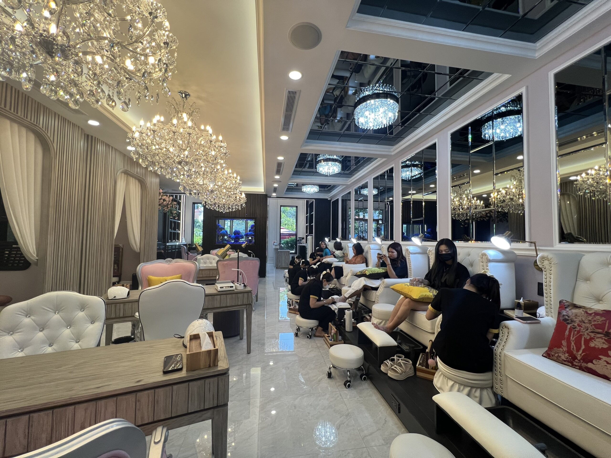 Phoenix Boutique Salon có không gian bày trí sang trọng, sạch sẽ và ấn tượng.