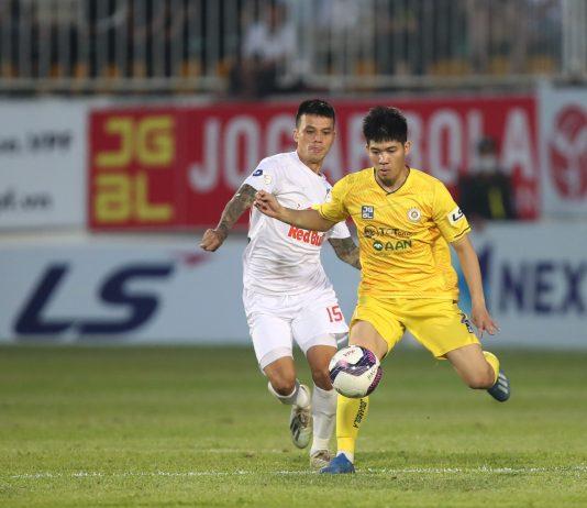 Ngân Văn Đại (áo vàng) từng thi đấu cho CLB Hà Nội