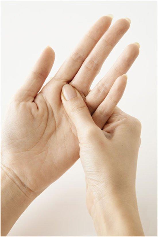 Massage tay là giải pháp giúp giảm nếp nhăn và ngăn dấu hiệu lão hóa (nguồn: internet)