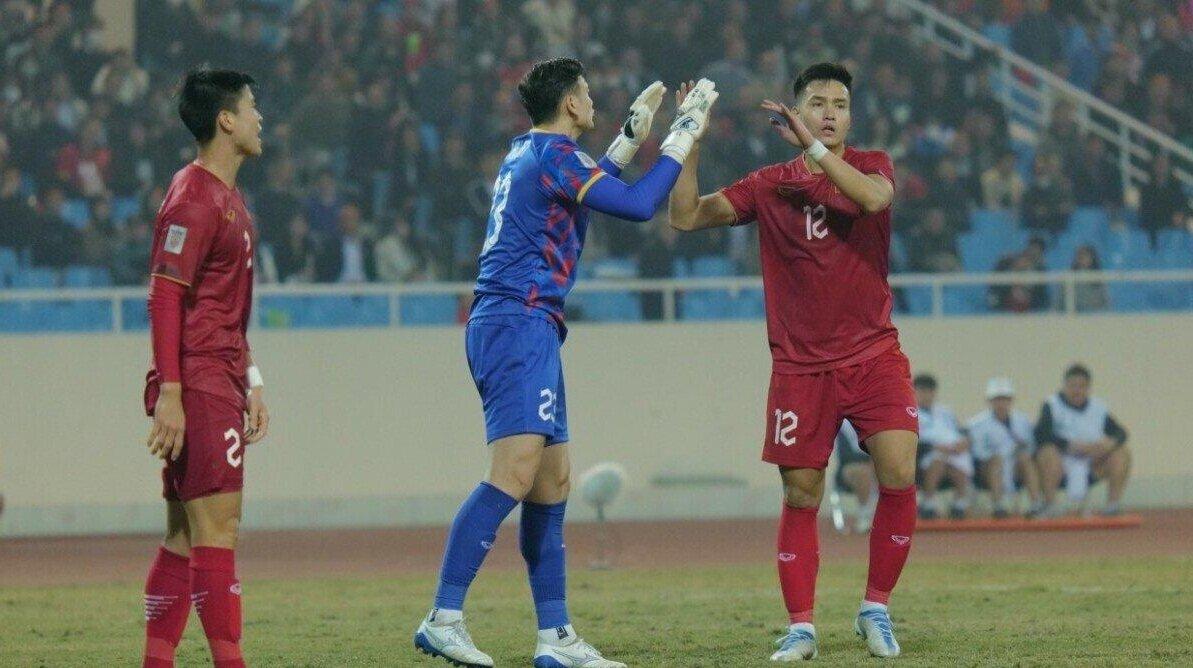 Đặng Văn Lâm và các trung vệ đội tuyển Việt Nam chơi hớ hênh trong hiệp 1 và suýt phải trả giá nếu như đối thủ sắc bén hơn (Ảnh: Internet)