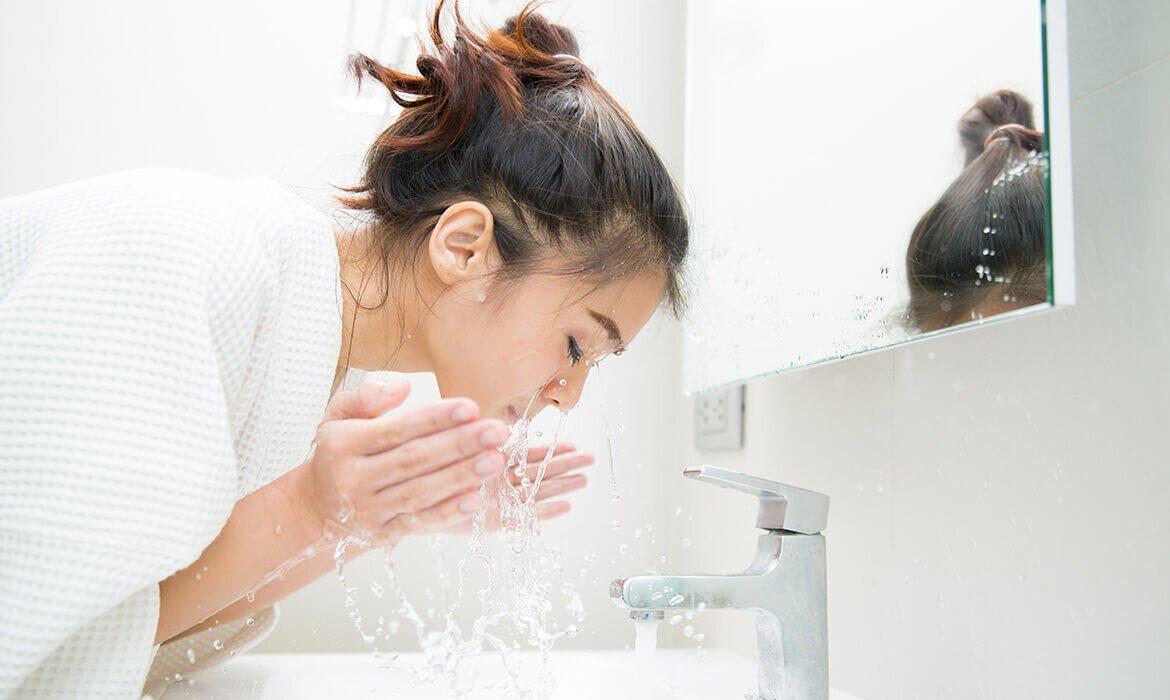 Double Cleansing là một phương pháp rửa mặt được khuyến khích áp dụng để giúp loại bỏ bụi bẩn từ sâu bên trong (Ảnh: Internet)