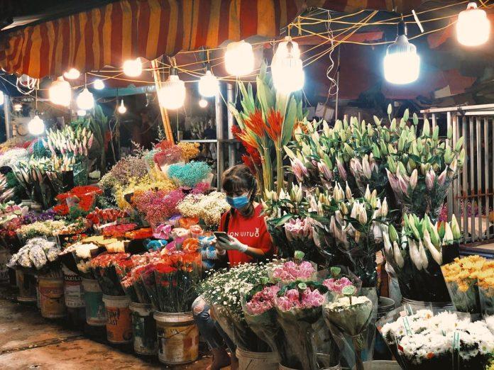 Gian hàng hoa tươi tại chợ hoa Quảng Bá (Nguồn: Internet)