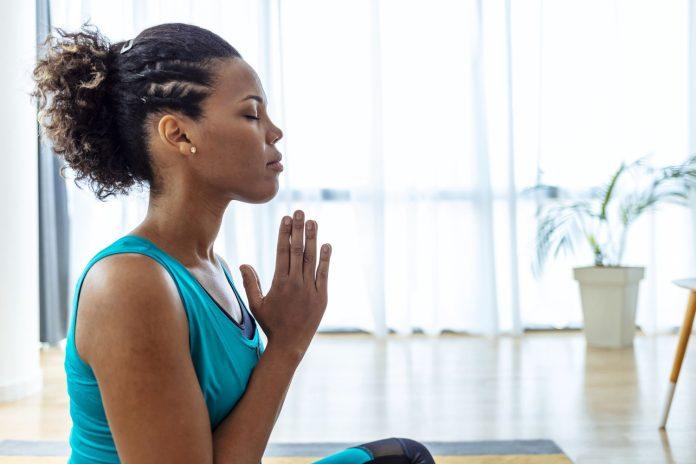 Những căng thẳng cũng như mệt mỏi sẽ phần nào giảm bớt khi bạn thực hành loại yoga này (Ảnh: Internet)