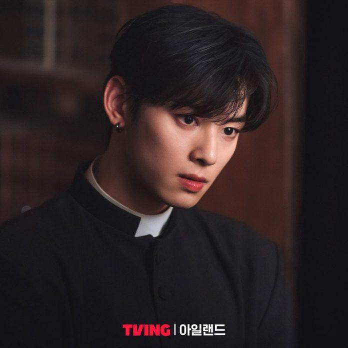 Cha Eun Woo vai linh mục Yohan. Nguồn: Internet