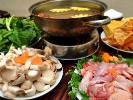 Lẩu gà nấu nấm.