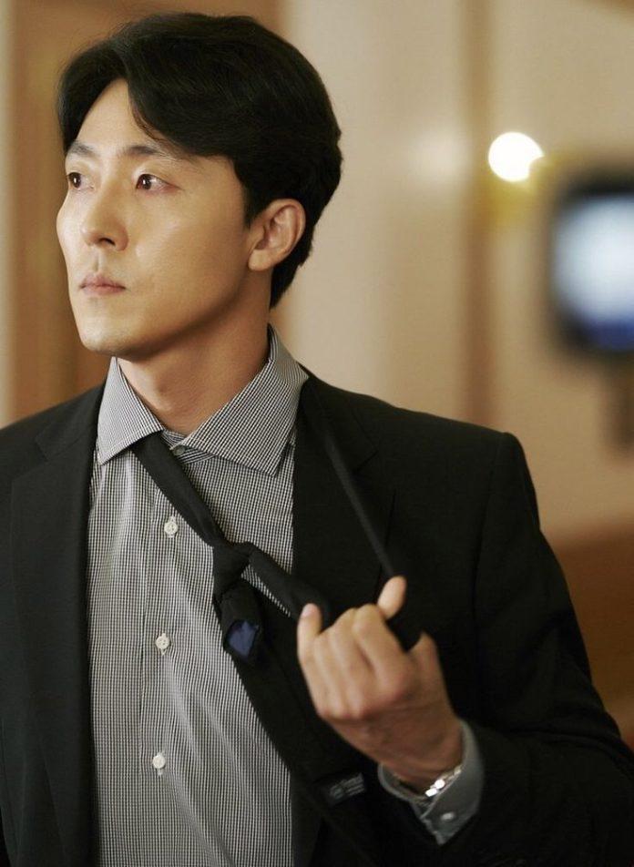Kang Yeong Cheon đảm nhận vai Kang Yeong Cheon, một bệnh nhân đã giết cha của Joo Yeo Jung (Lee Do Hyun) (giám đốc Bệnh viện Quốc gia Seoul).