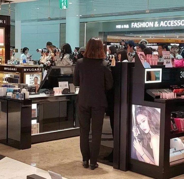 Fans tụ tập chụp ảnh idols tại sân bay. (Ảnh: Internet) Fans tụ tập chụp ảnh idols tại sân bay. (Ảnh: Internet)