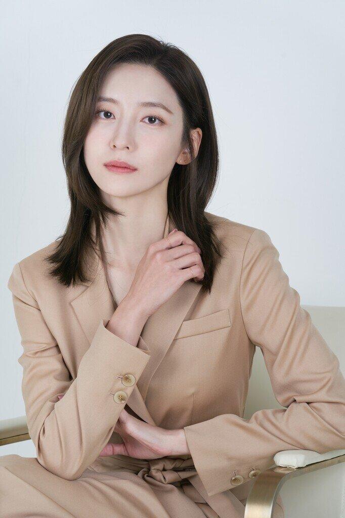 Cô nàng vào vai Mo Hyun Min, tiểu thư nhật báo hàng đầu Hàn Quốc, cháu dâu của Chủ tịch Tập đoàn Sun Yang Lee Sung Min (Jin Yang Chul).