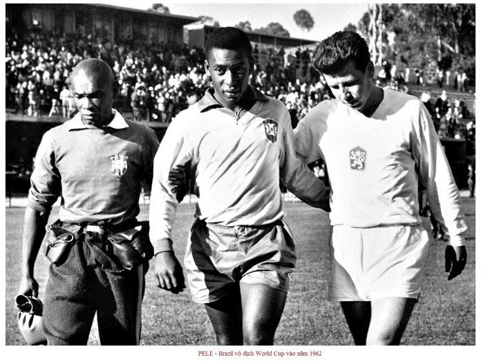Pele phải rời sân sau khi dính chấn thương trong một trận đấu thuộc vòng bảng World Cup 1962 (Ảnh: Internet)