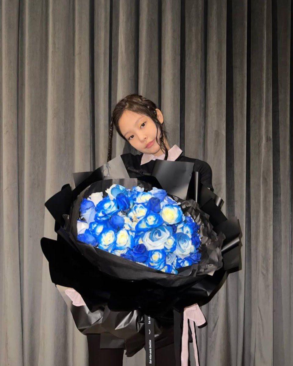 Mẹ Jennie luôn gửi tặng cô một bó hoa hồng xanh mỗi năm vào ngày sinh nhật (Ảnh: Internet)