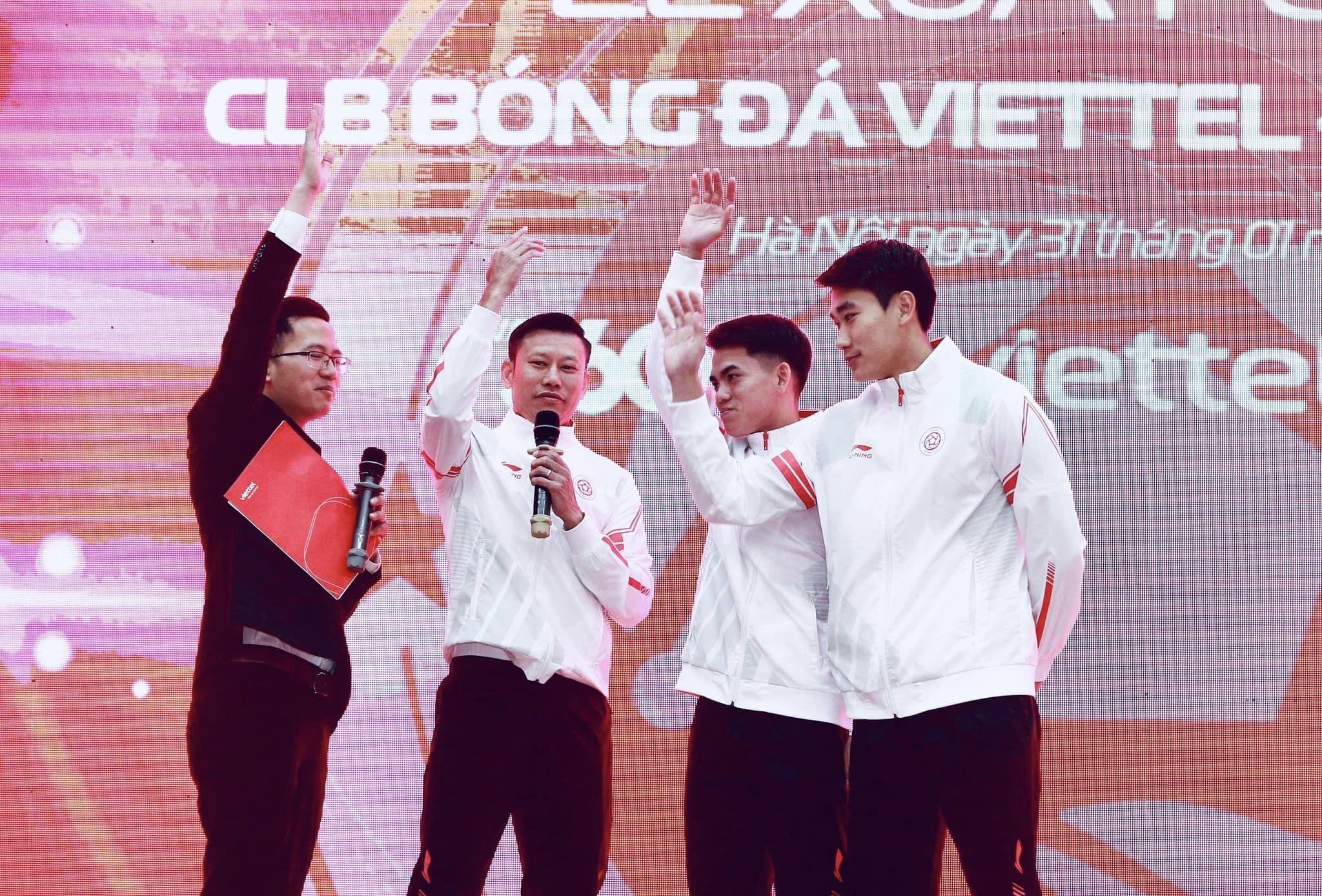 HLV trưởng Thạch Bảo Khanh cùng các cầu thủ Nhâm Mạnh Dũng, Khuất Văn Khang cùng quyết tâm cho mùa giải mới. (Ảnh: Internet)