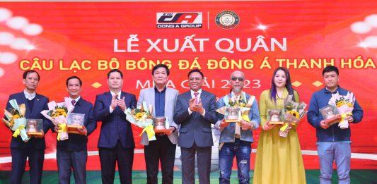 Cũng tại buổi lễ, CLB Đông Á Thanh Hóa đã ra mắt ban huấn luyện, các cầu thủ, nhà tài trợ, áo đấu mùa giải 2023.