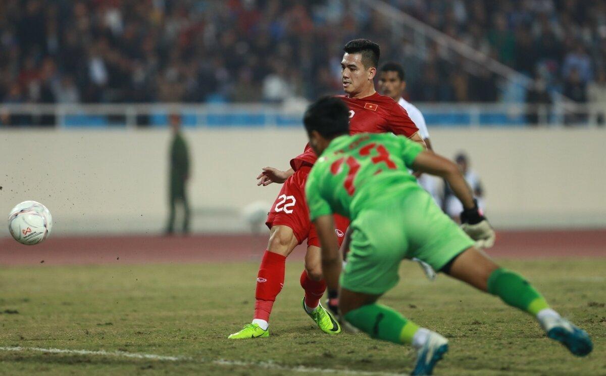 Nguyễn Tiến Linh có bàn thắng nhân đôi khoảng cách cho đội tuyển Việt Nam sau một sai lầm của đối thủ (Ảnh: Internet)