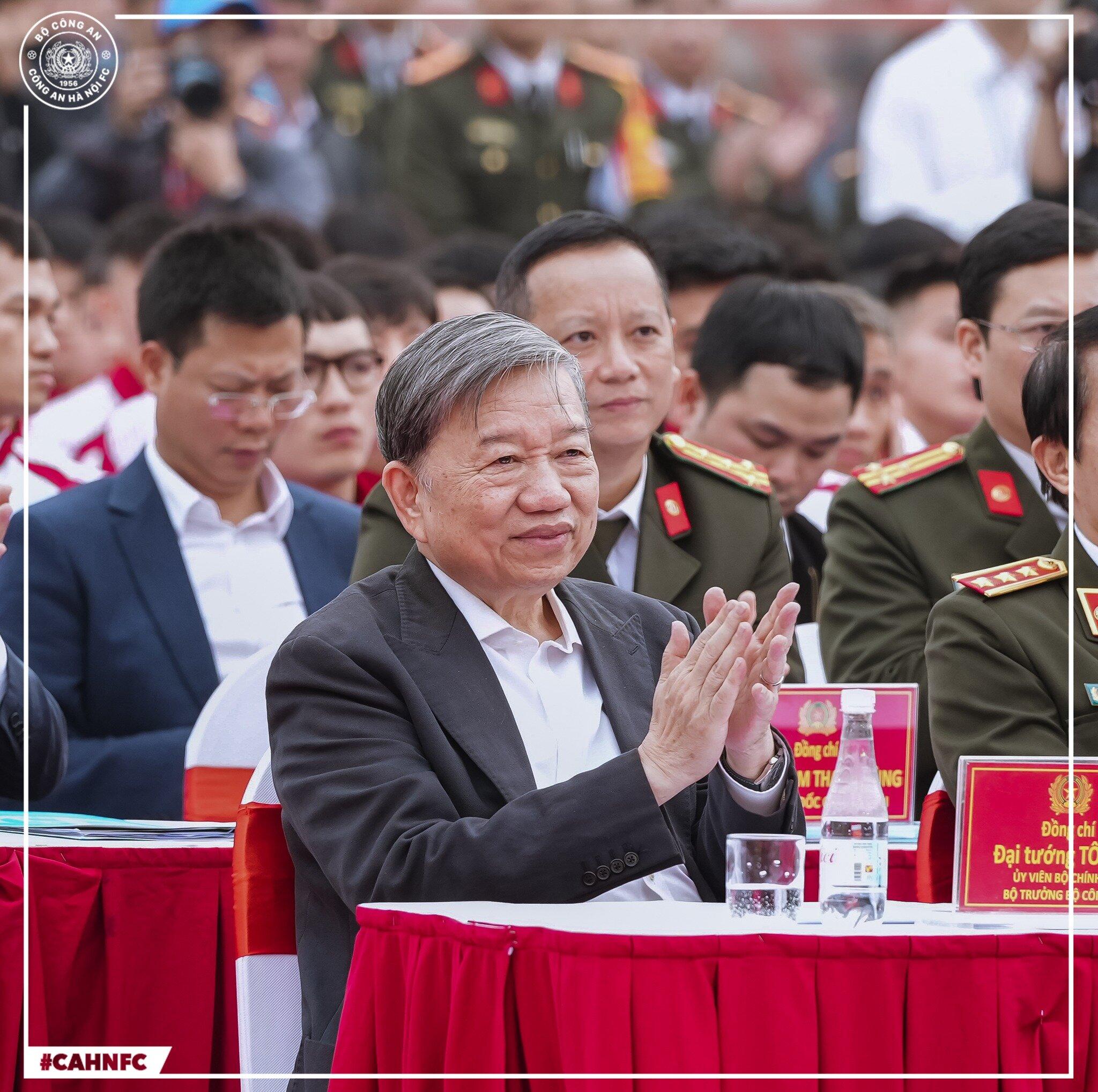 Đại tướng Tô Lâm, Ủy viên Bộ Chính trị, Bộ trưởng Bộ Công an chúc mừng Công an Hà Nội chính thức ra mắt đội bóng (ảnh: CLB CAHN)