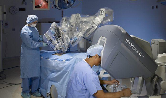 Robot và AI giúp phẫu thuật chính xác hơn (Ảnh: Internet)