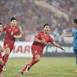 Vũ Văn Thanh tung cú sút rất căng và đẹp mắt từ ngoài vòng cấm gỡ hòa 2-2 cho ĐTVN