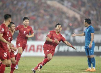 Vũ Văn Thanh tung cú sút rất căng và đẹp mắt từ ngoài vòng cấm gỡ hòa 2-2 cho ĐTVN