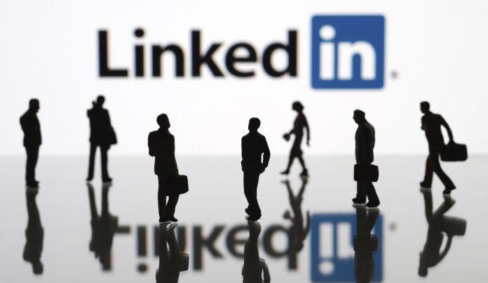 Do không ai kiểm chứng nên các chức danh trên LinkedIn không đáng tin cậy (Ảnh: Internet)
